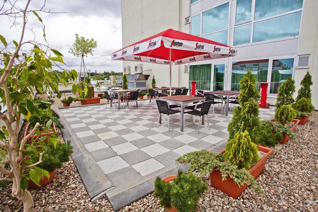 Avanti Hotel Brno Buitenkant foto