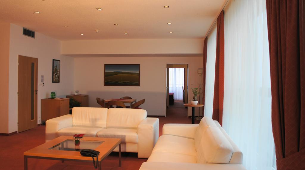 Avanti Hotel Brno Buitenkant foto