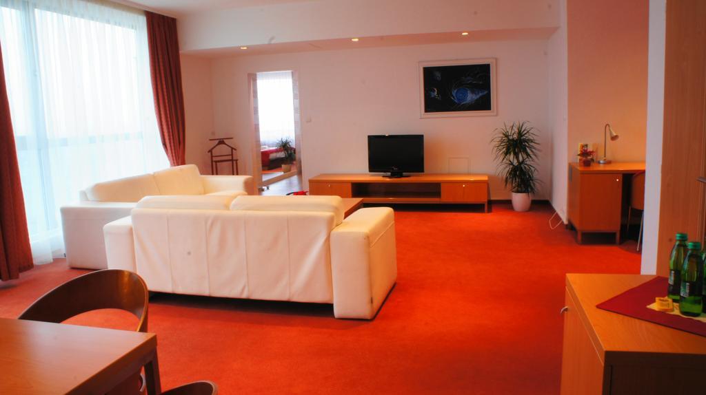 Avanti Hotel Brno Buitenkant foto
