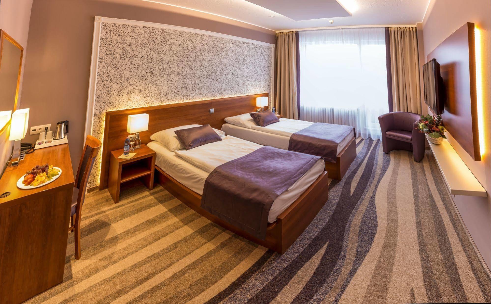 Avanti Hotel Brno Buitenkant foto